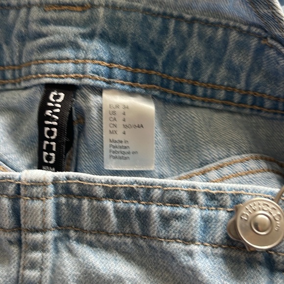 H&M - light washed & distressed blue jean overall shorts - Size 4 - Picture 3 of 4
